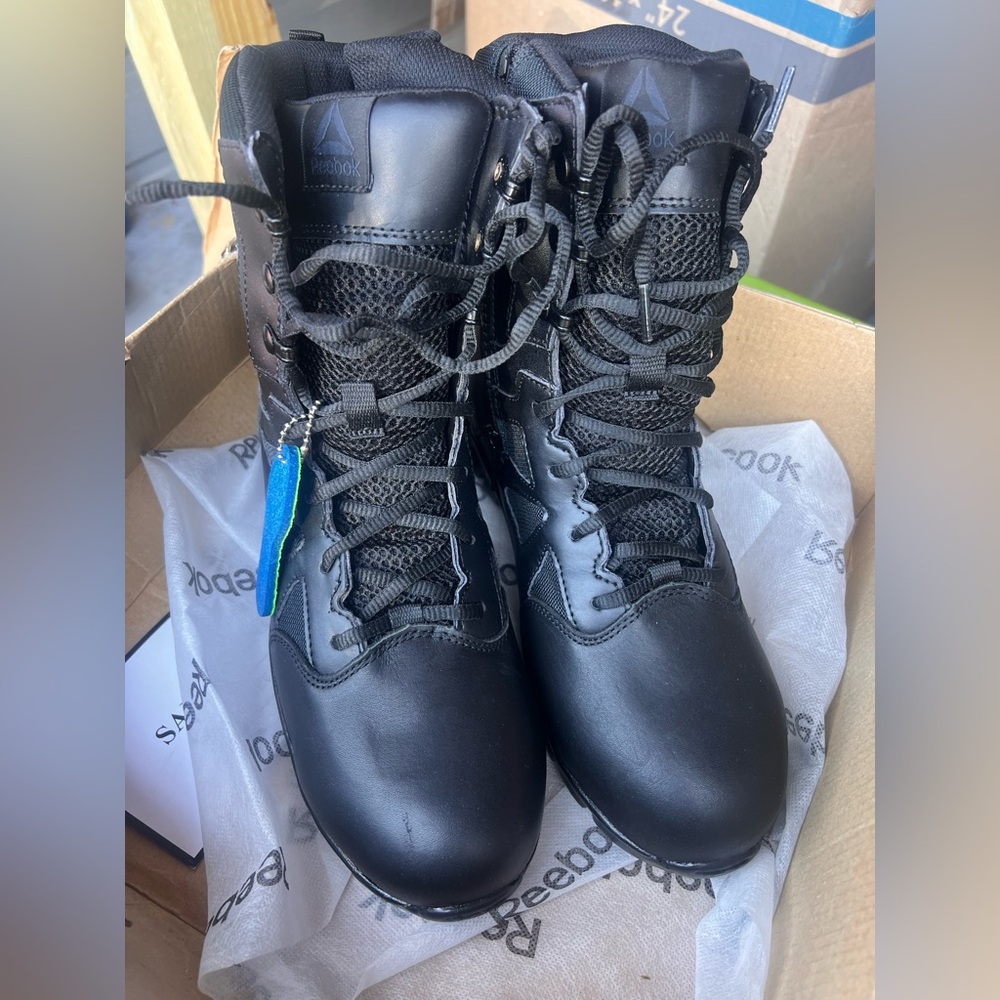 BNIB Men’s size 8 Reebok Black Lace-Up Boots